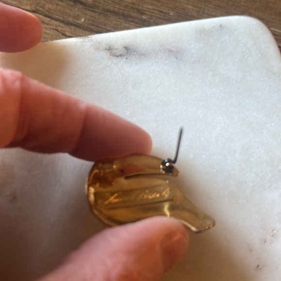 Signed LAUREL BURCH Goldtone Polished TUCAN Shape Pin Brooch - Picture 6 of 8